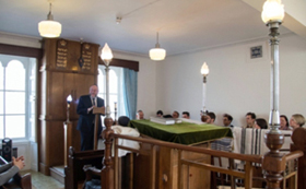 Chief Rabbi Ephraim Mirvis speaking in Aberdeen Synagogue