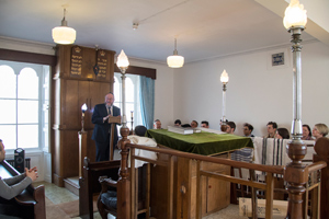 Chief Rabbi Ephraim Mirvis speaks in Aberdeen synagogue